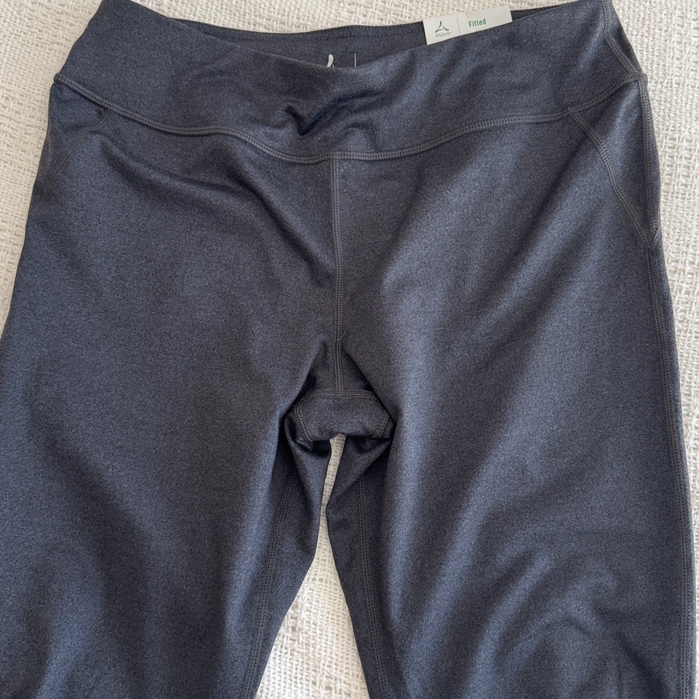 Aspire Gray Fitted Capri Length Leggings Small